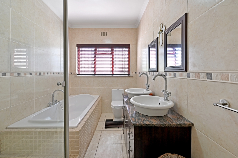 6 Bedroom Property for Sale in Welgelegen Western Cape